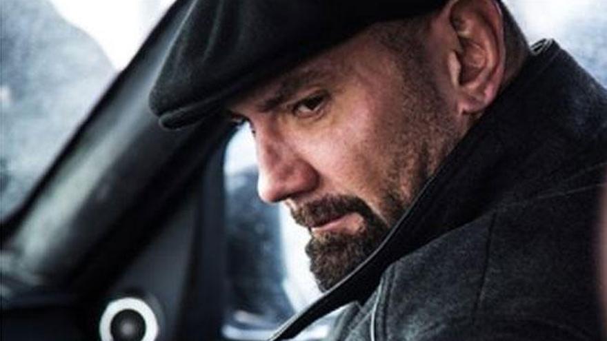 Dave Bautista, caracterizado como Mr. Hinx.