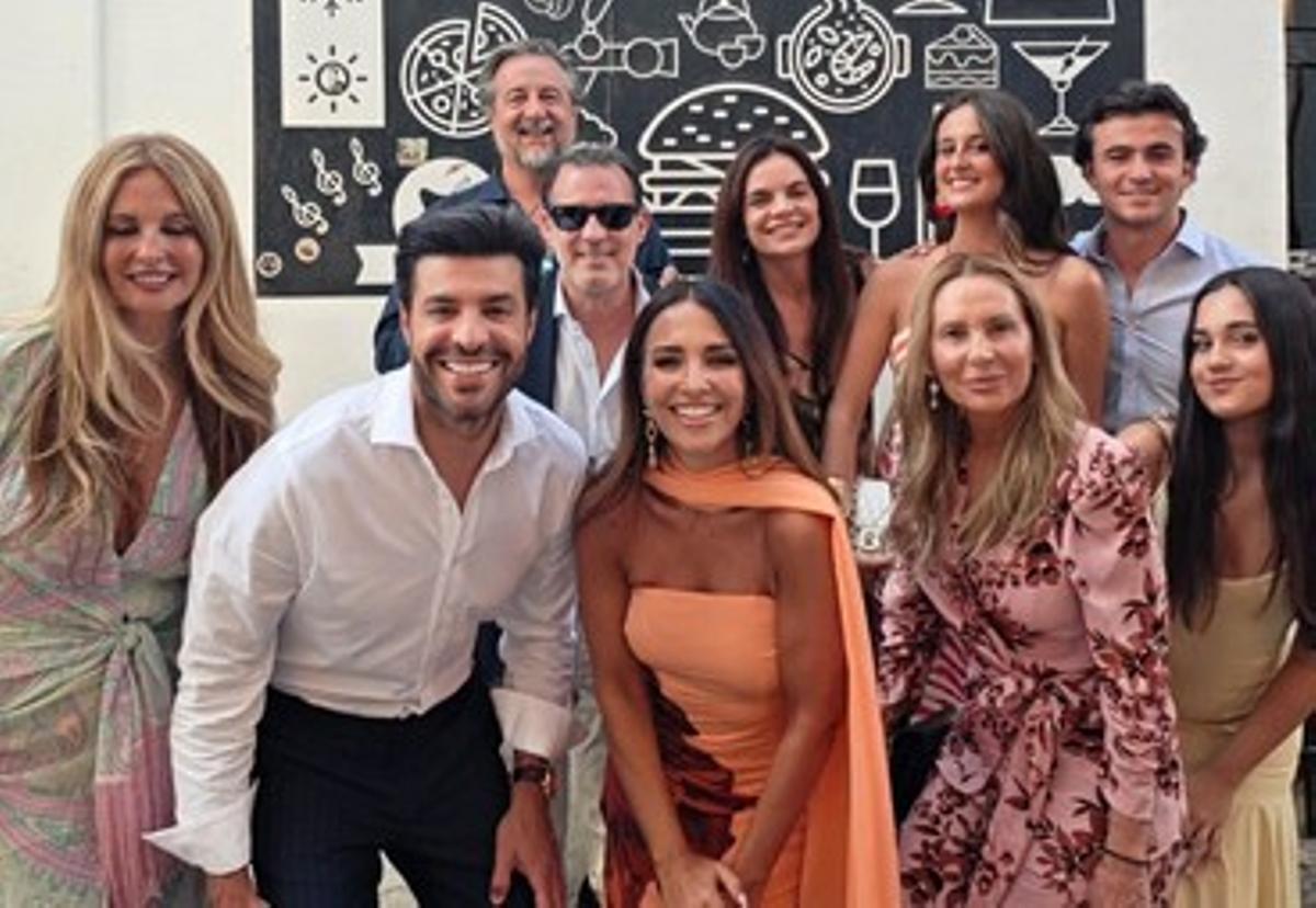Paula Echevarría, junto a sus amigos, en la Judería de Córdoba
