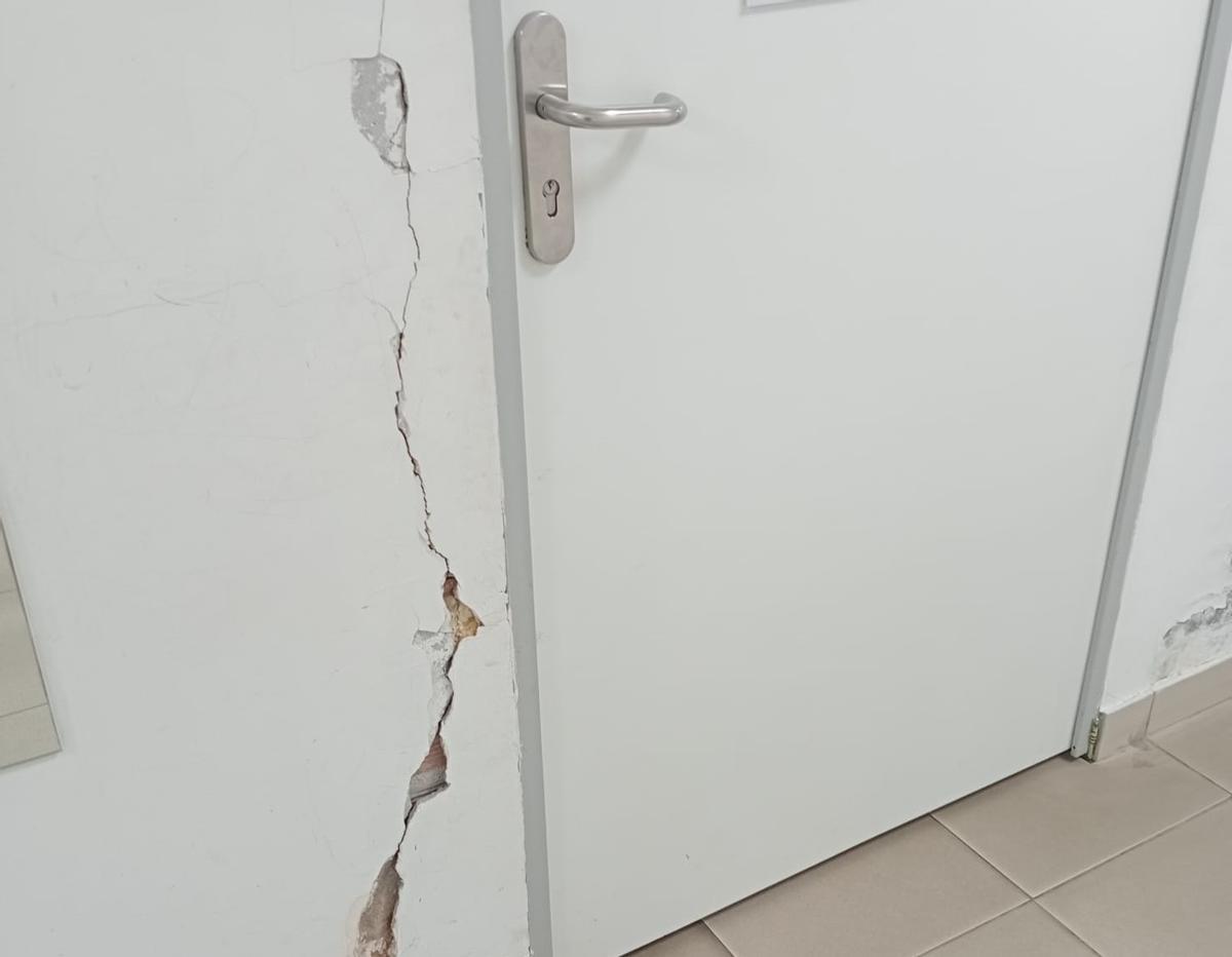 Una grieta en una puerta.