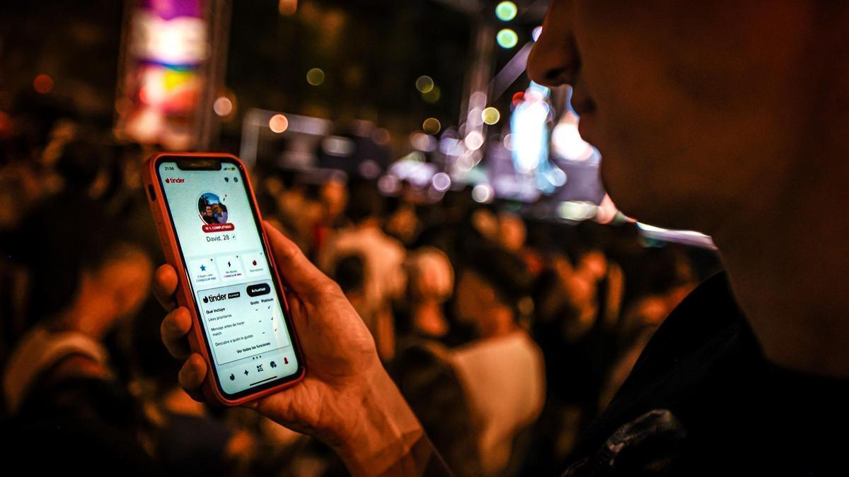 Una persona utiliza tinder en un concierto en Barcelona.