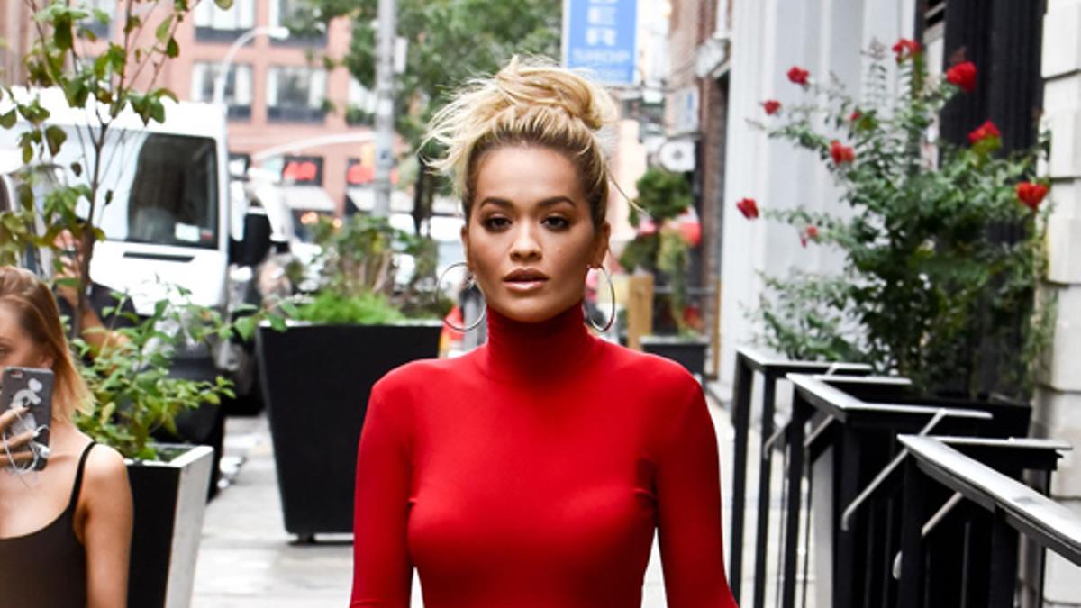 El verano de Rita Ora: mono rojo ajustado