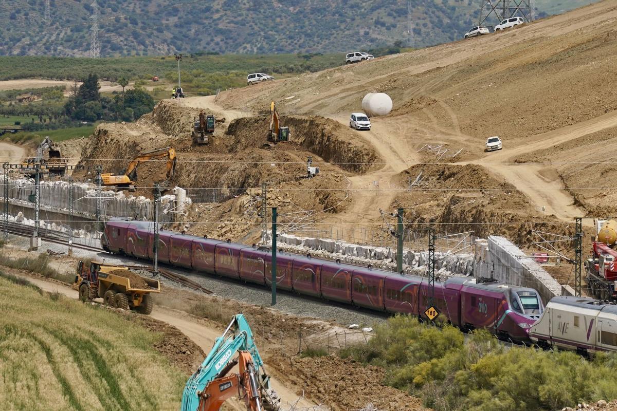 Primer Ave a su paso por Álora, donde el servicio estuvo interrumpido por el temporal donde sepultó las vías del tren dejando durante cuatro meses sin servicio de ferrocarril entre Málaga y Madrid