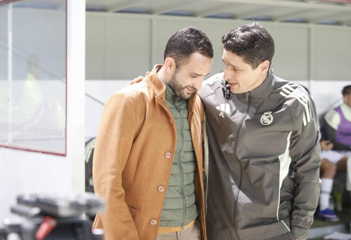 Dani Vidal conversa con Julián López, técnico del Castilla. | MARA VILLAMUZA