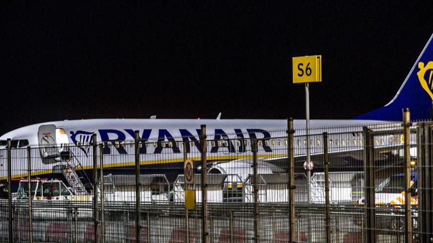 Avión de Ryanair en el aeropuerto de Eindhoven