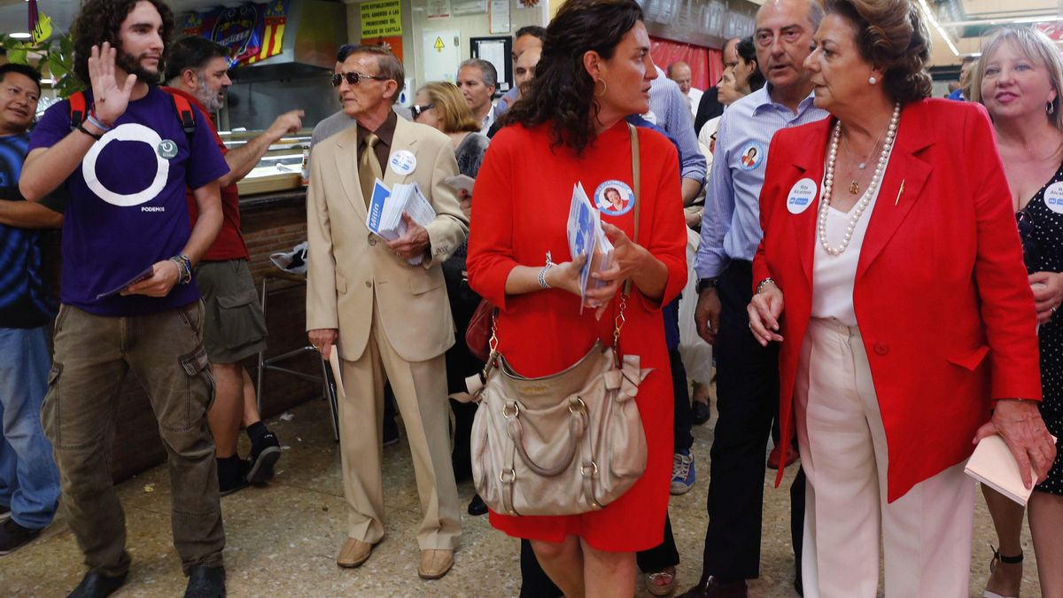 La alcaldesa de València, Rita Barberá, en las elecciones municipales de 2015 junto a otros concejales, en una visita al mercadillo de Castilla.