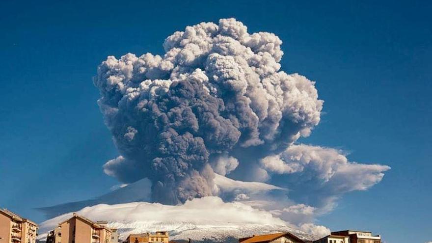 Una nueva erupción del volcán Etna paraliza el tráfico aéreo en Sicilia