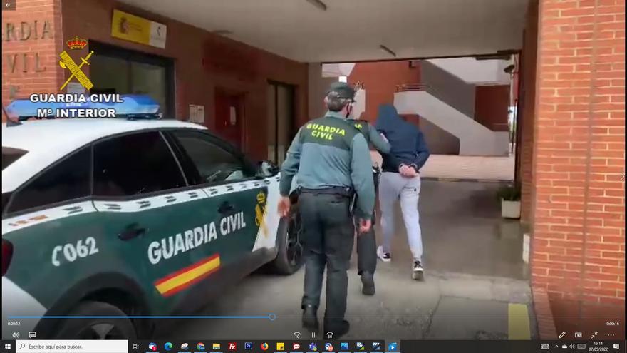 Detenidos los tres ladrones que robaron las cajas de dos bares de Benifaió en media hora