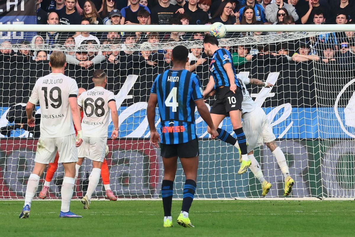 Lazar Samardzic, del Atalanta, marca un gol ante el Nápoles
