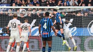Lazar Samardzic, del Atalanta, marca un gol ante el Nápoles