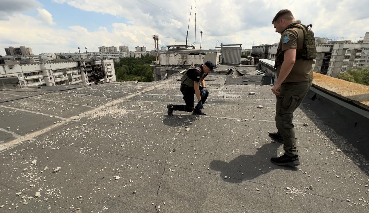 Imagen de una jornada con los fiscales de Járkov en el barrio de Saltivska, el más bombardeado de la ciudad,