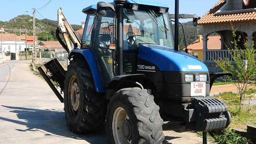 El tractor permanece abandonado en Donón.