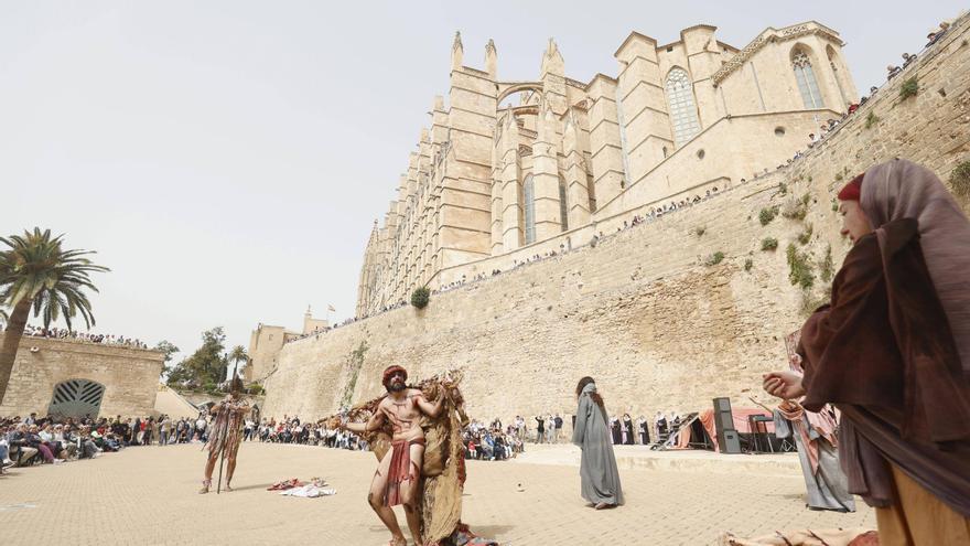 Unas 900 personas asisten al Via Crucis de Llorenç Moyà en ses Voltes de Palma