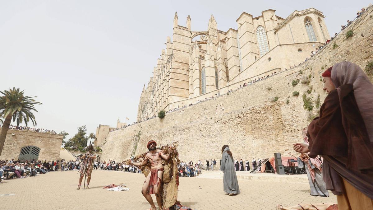 Representación del Via Crucis fente a la Catedral de Mallorca