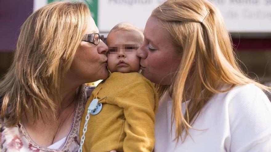 Francisca Fuentes y su hija con el pequeño Juan José. // Efe