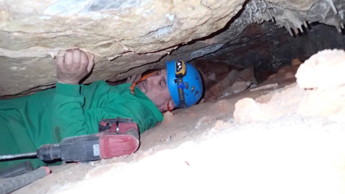 Imagen de uno de los espeleólogos que halló un cráneo en una cueva de Tales.