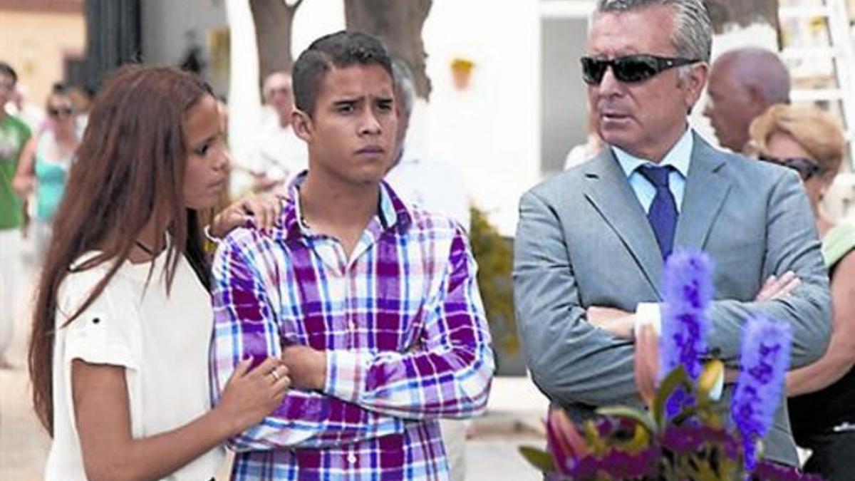 Gloria Camila, su hermano José Fernando y Ortega Cano, en el 6º aniversario de la muerte de Rocío Jurado.