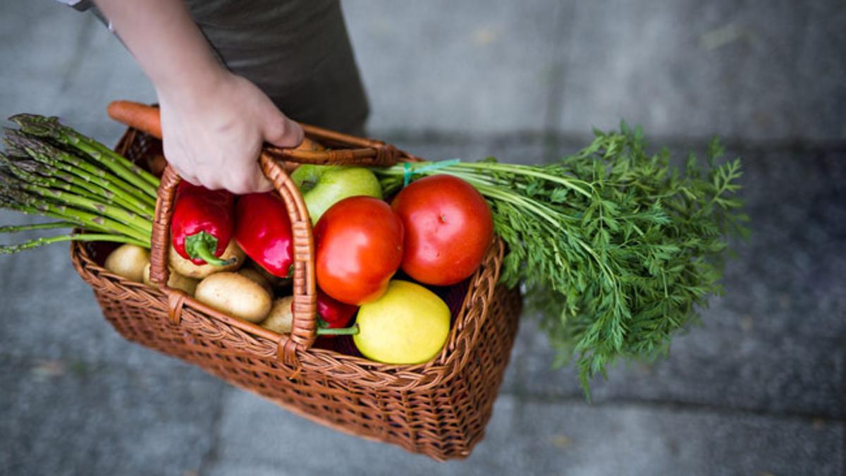 Cesta de la compra con frutas y verduras