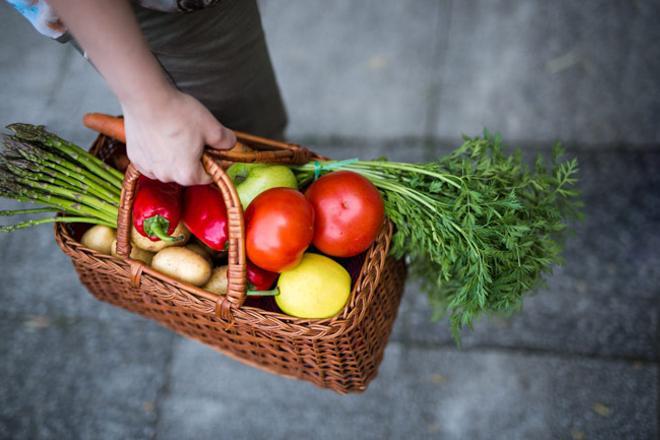 Cesta de la compra con frutas y verduras