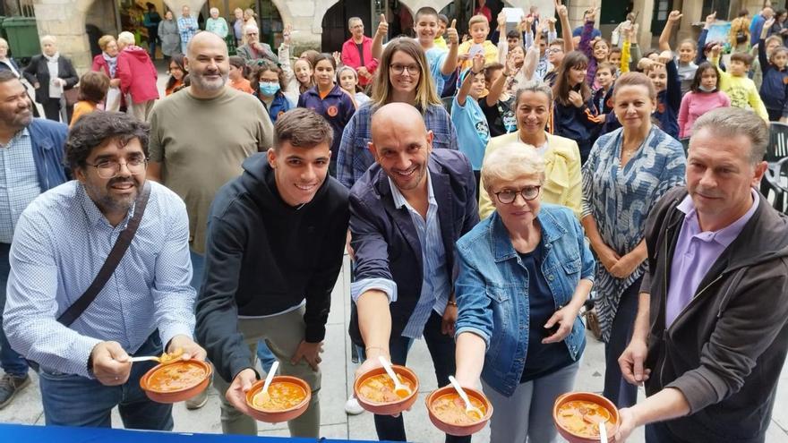 El alcalde (en el centro) junto a Gabri Veiga, ayer en la presentación de la Fiesta de los Callos.   | // D.P.