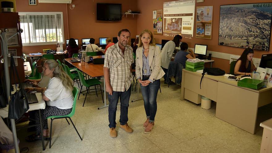 El presidente y la coordinadora, en la asociación de vecinos de Mangas Verdes.