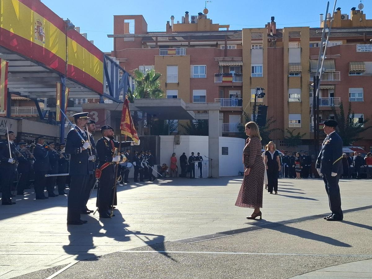 Cerca de 100 civiles juraron bandera.