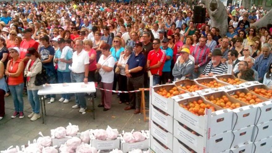 Los agricultores reparten tomates en la manifestación convocada en San Telmo para denunciar la precaria situación del sector