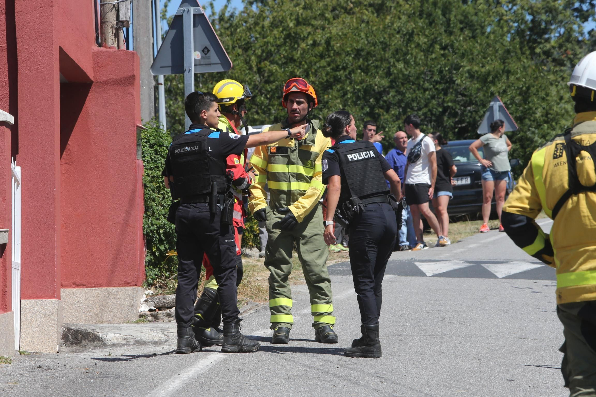 Vecinos se sumaron a las labores de extinción del incendio de A Barraca, en Bueu