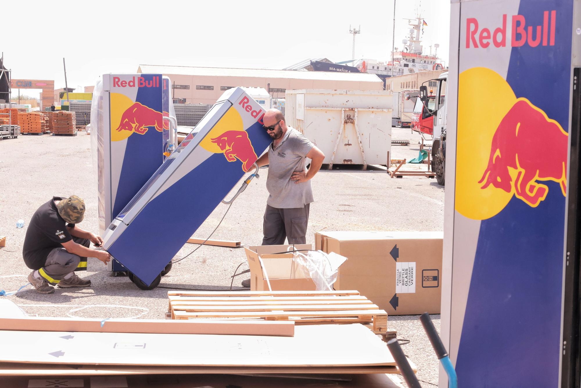 Durante los últimos días, equipos de operarios se afanan en el acondicionamiento de las instalaciones que acogerán el festival Arenal Sound en Burriana.