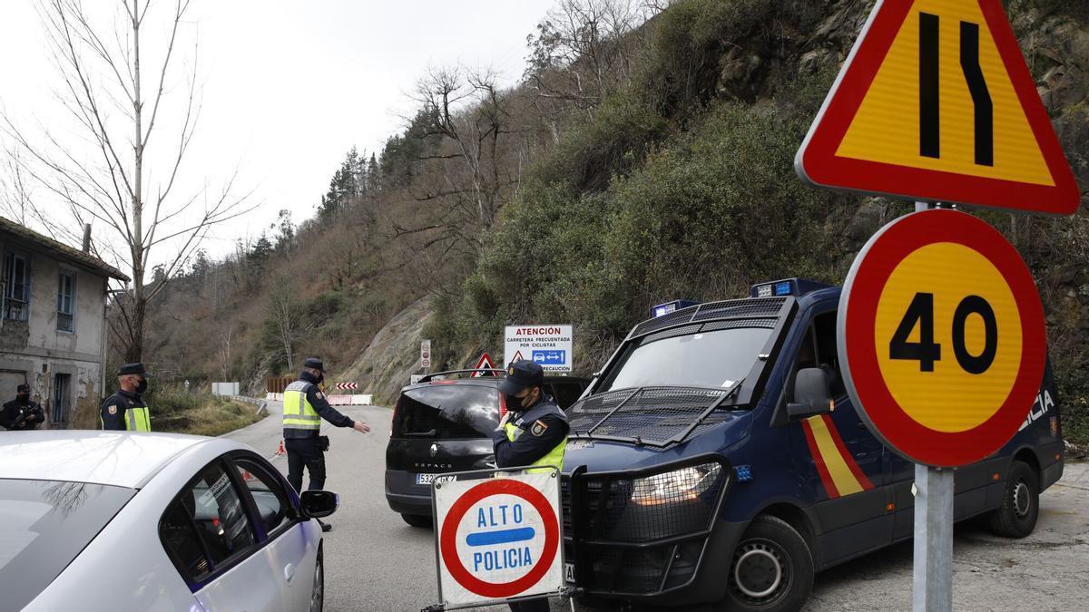 Multado con 200 euros por no encender las luces obligatorias, más allá de la baliza v-16: la guardia civil vigila a los conductores asturianos