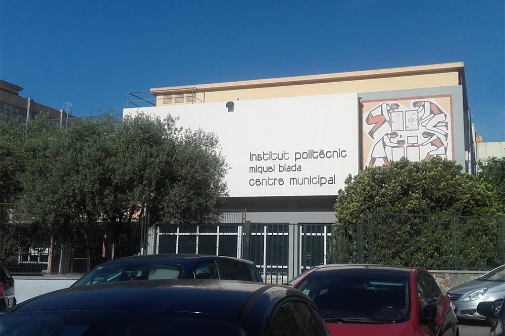 Fachada del Institut municipal politécnico Miquel Biada, en el barrio de Cerdanyola de Mataró.