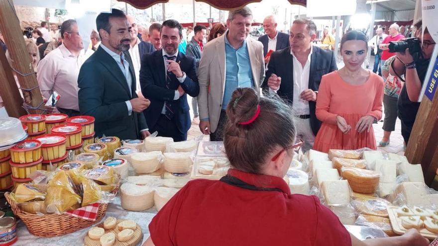 Autoridades, durante la inauguración de la Fiesta del Queso.