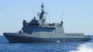 Una llanxa s’allunya del vaixell Furor de l’Armada espanyola. | EL PERIÓDICO