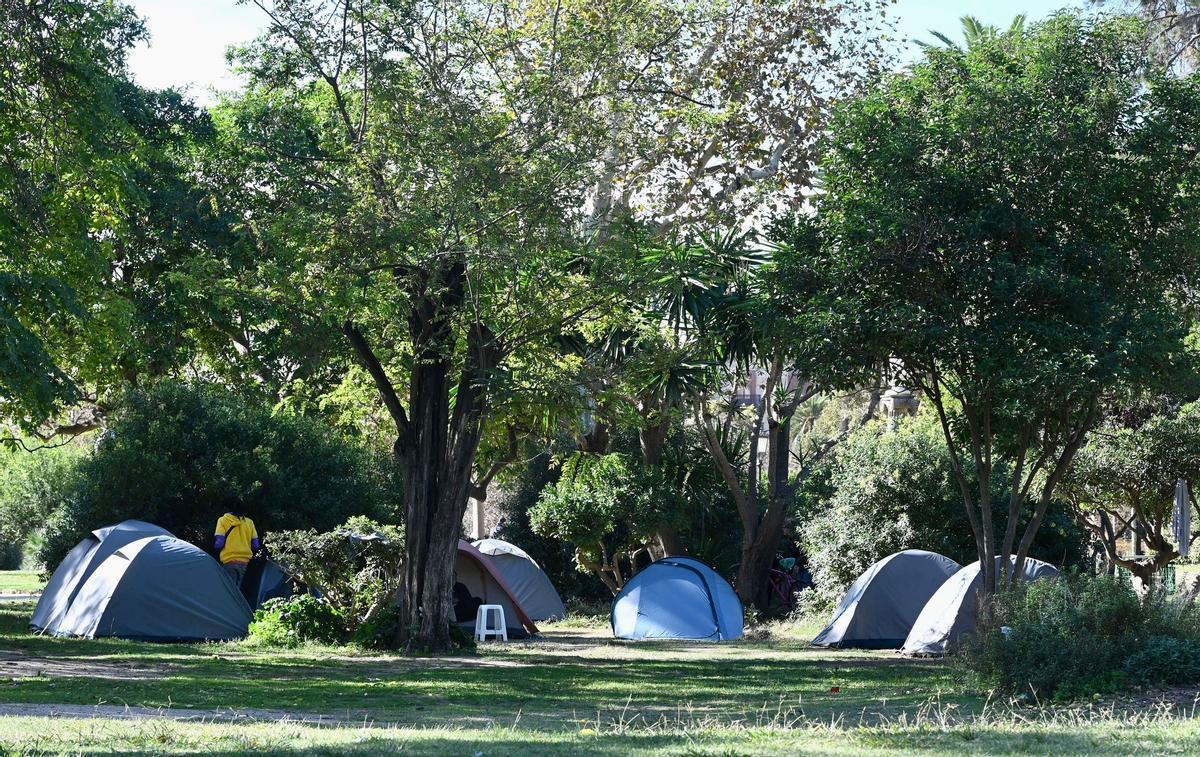 Persones sense llar acampen al parc de la Ciutadella de Barcelona