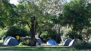 Personas sin hogar acampan en el parque de la Ciutadella de Barcelona