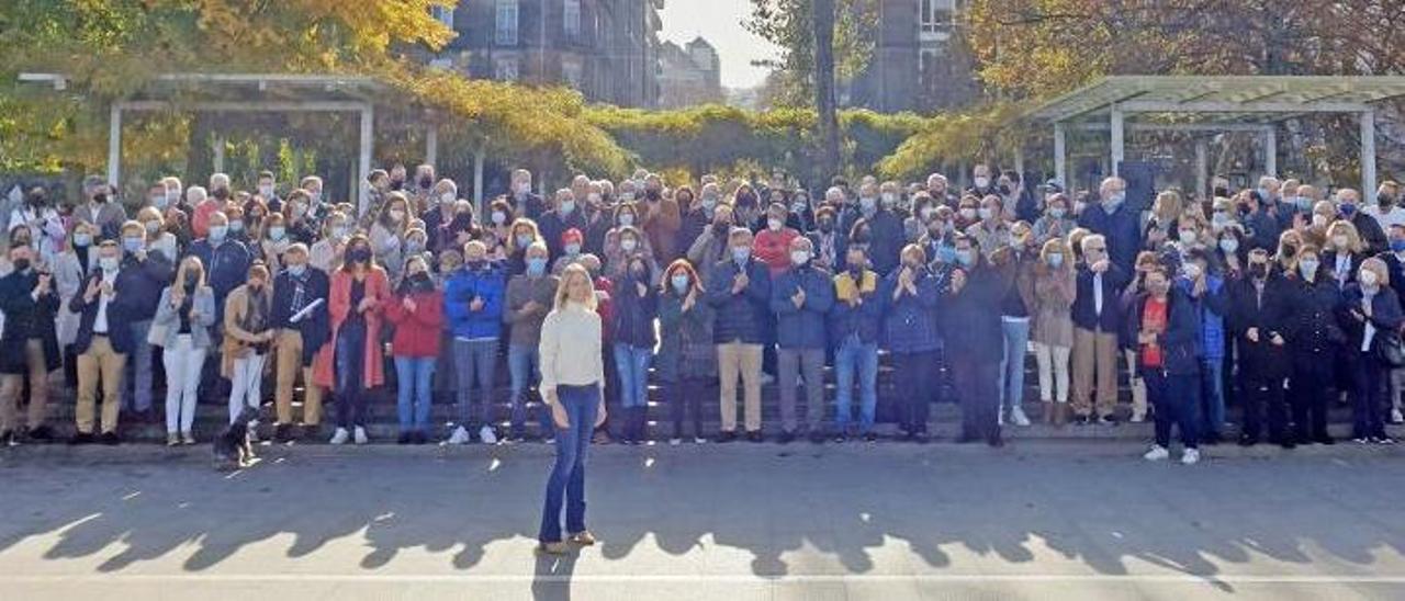 Foto de familia de las personas que ayer respaldaron la candidatura de Fernández-Tapias, en el centro, a presidir el PP de Vigo.