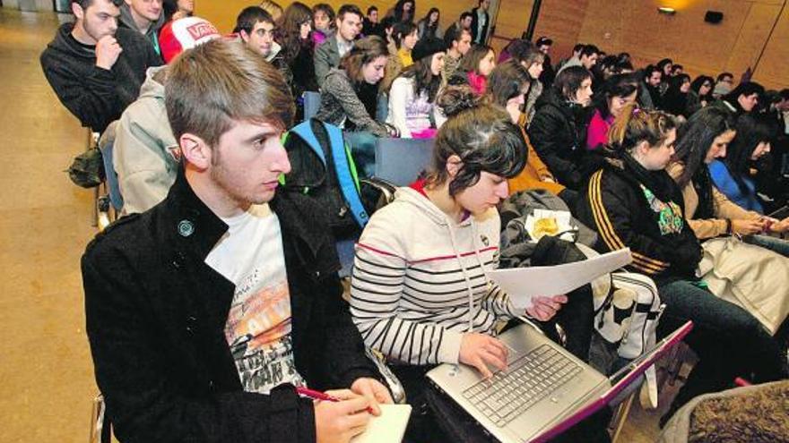 Los alumnos de la Escuela de Arte, ayer, en la asamblea.