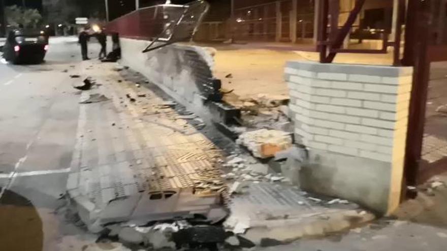 Destrozos en el muro de la estación de autobuses de Jumilla tras un accidente