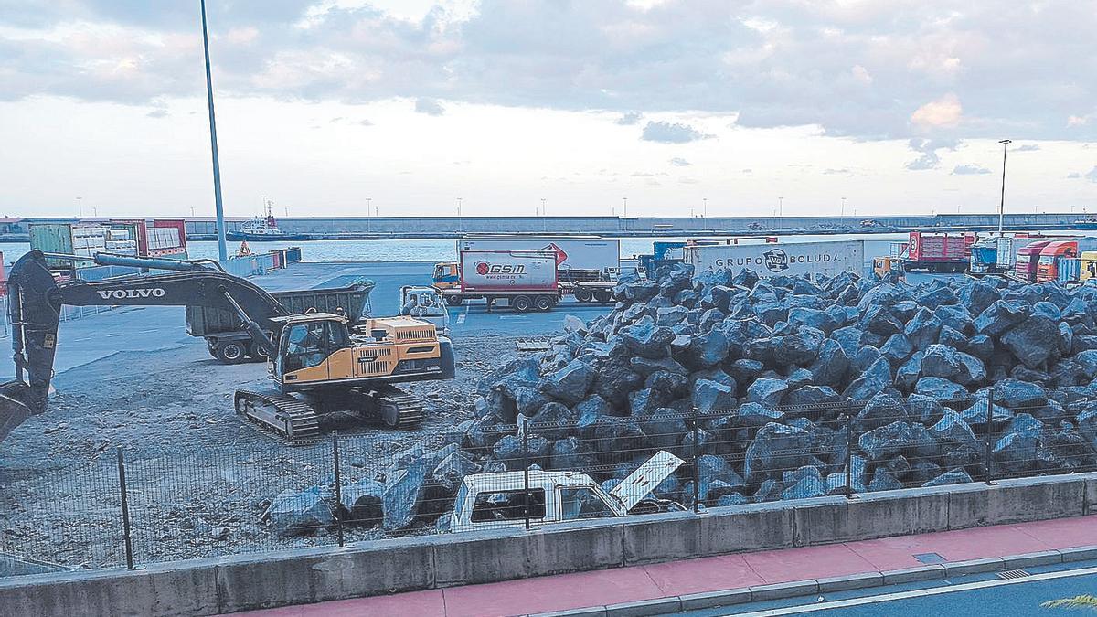 Acumulación de rocas volcánicas para realizar obras en el puerto.