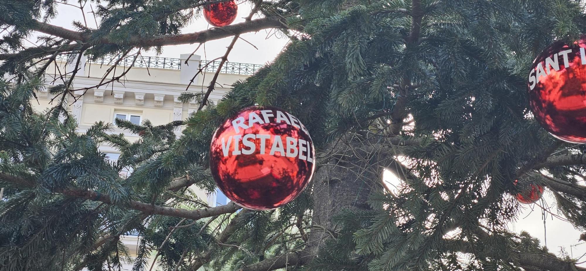 Así es el nuevo "Abeto de los Barrios" de Navidad en el centro de València