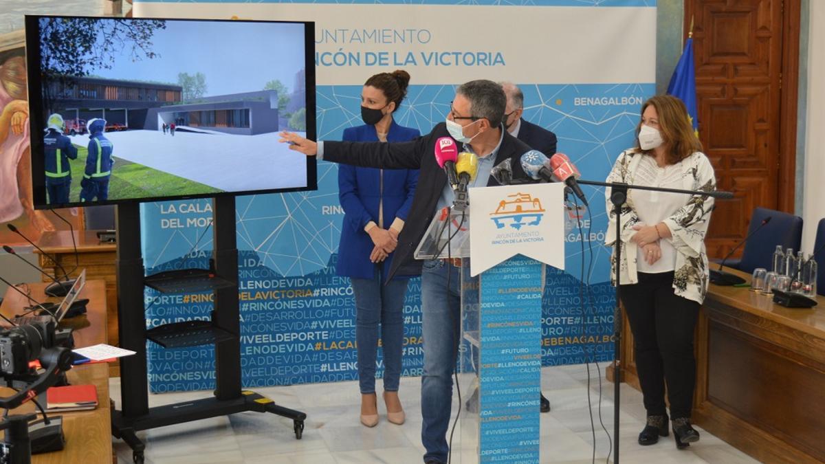 El presidente de la Diputación de Málaga Francisco Salado, presenta el proyecto el nuevo parque de bomberos.