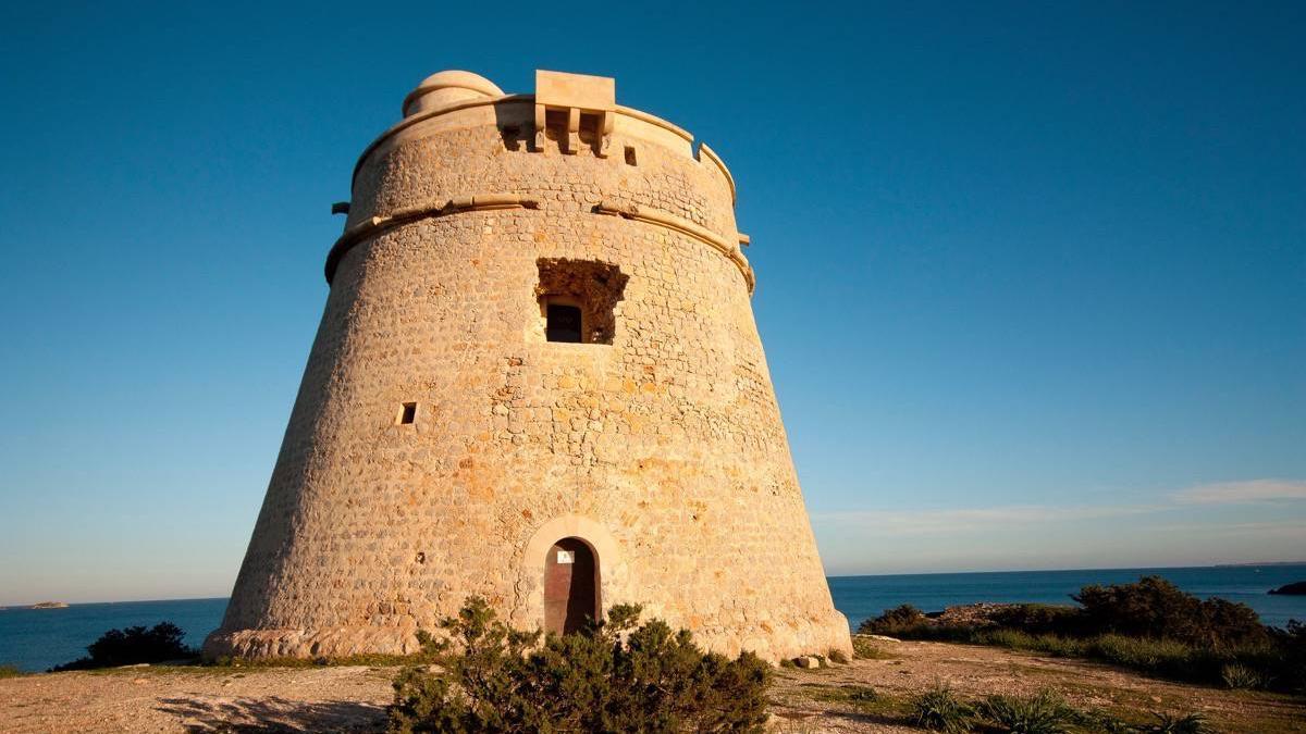 Las torres de defensa, ubicadas alrededor de toda la isla, datan de entre los siglos XVI y XVIII