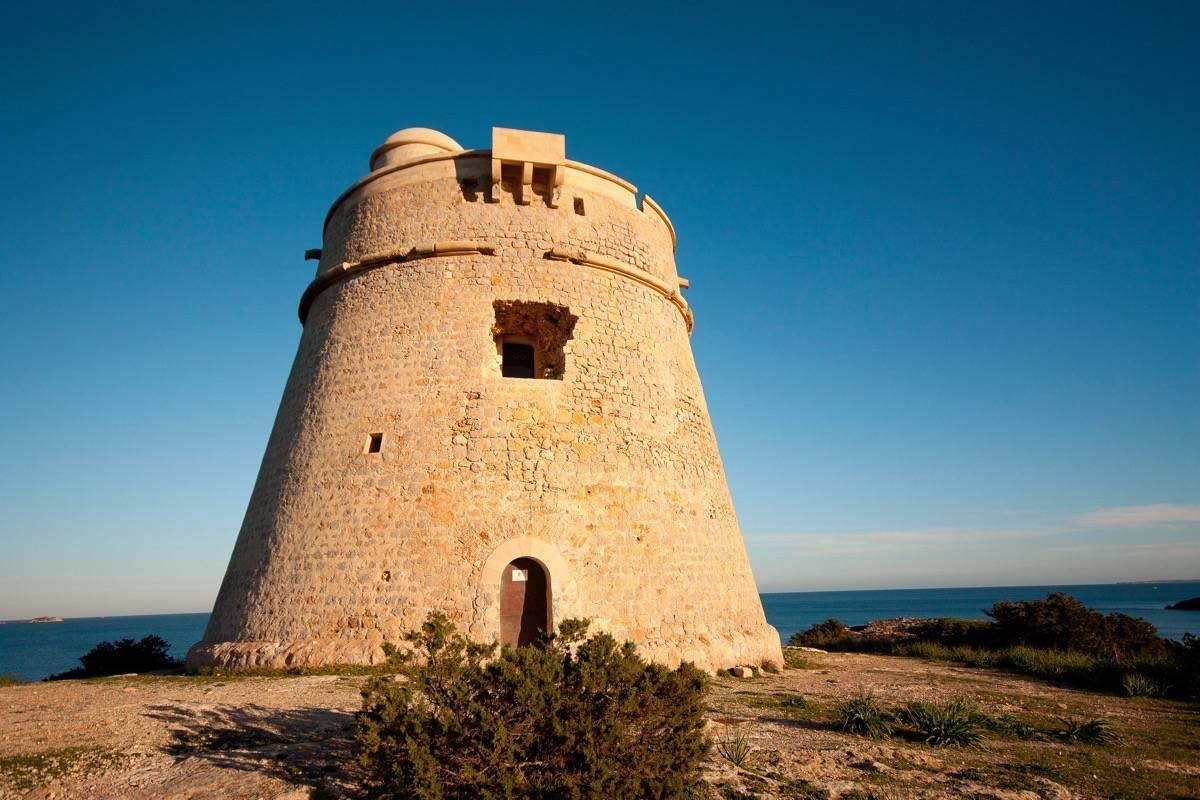 Las torres de defensa, ubicadas alrededor de toda la isla, datan de entre los siglos XVI y XVIII