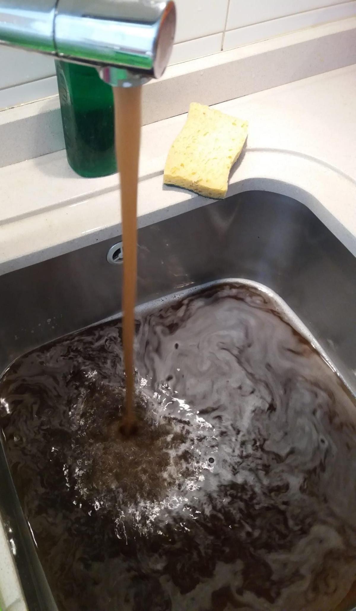 Agua marrón en un piso de Novo Mesoiro