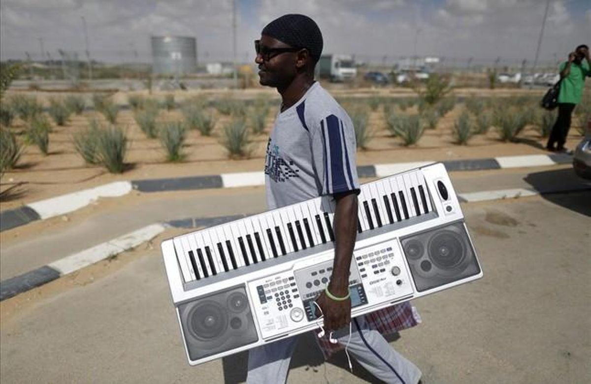 Immigrants africans abandonen el centre de detenció de Holot, a prop de la frontera amb Egipte al sud d’Israel.