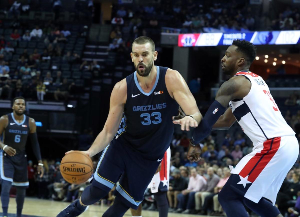 MEM10. MEMPHIS (EE.UU.), 30/10/2018.- El jugador español Marc Gasol (i) de los Memphis Grizzlies en acción ante Jeff Green (d) de Washington Wizards hoy, martes 30 de octubre de 2018, durante un partido de NBA disputado entre Memphis Grizzlies y Washington Wizards, en el FedEx Forum, en Memphis, Tennessee (EE.UU.). EFE/Karen Pulfer Focht