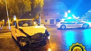 Hospitalizan a una persona tras chocar dos coches en Novelda