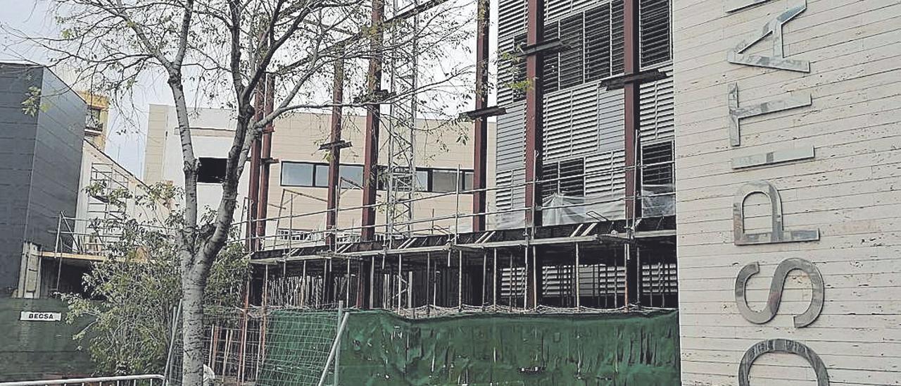 La obra del nuevo edificio oncológico avanza, según lo previsto, con la construcción de una pasarela que lo conectará con el Hospital Provincial de Castellón
