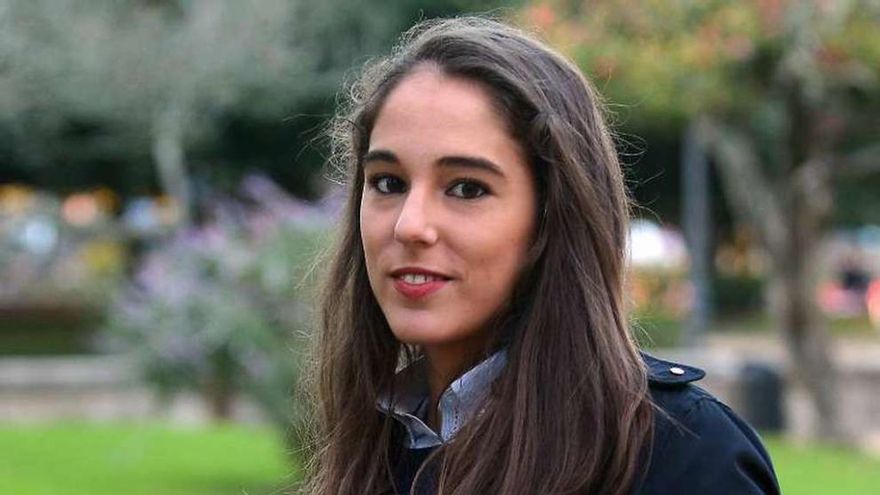 Almudena Poza muestra su premio. // Rafa Vázquez