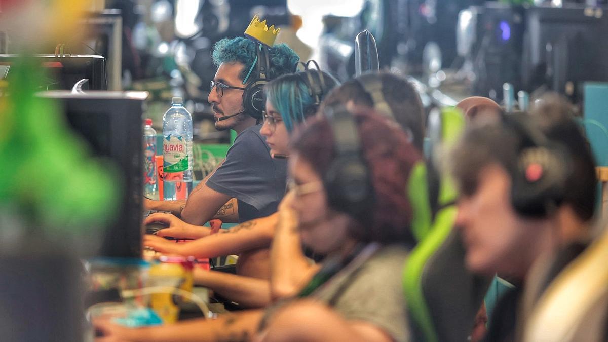 Varios jóvenes durante una feria de la tecnología y los videojuegos celebrada en Tenerife.