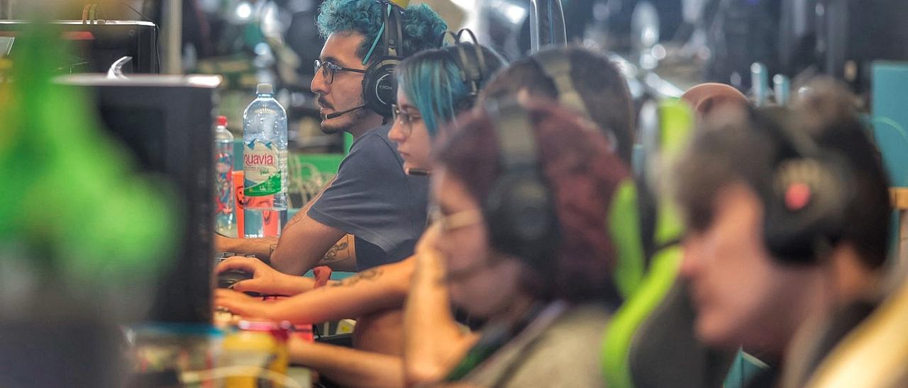 Varios jóvenes durante una feria de la tecnología y los videojuegos celebrada en Tenerife.